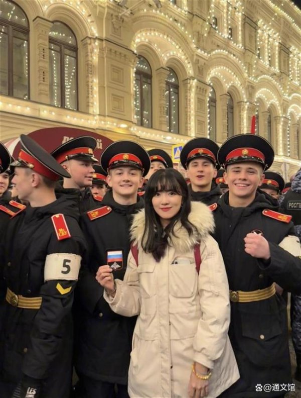 兆富配资 俄士兵跟中国女生学说中文还比心 红场上的友好互动